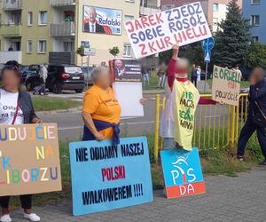 Protestanci przed wystąpieniem Jarosława Kaczyńskiego w Gorzowie