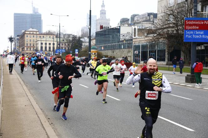 Bieg na Piątkę 2024, Warszawa - zdjęcia. Biegłeś? Szukaj się w galerii!