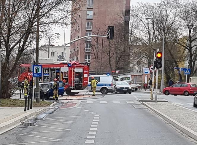 Wypadek samochodowy na Kamionku. Auto stanęło w płomieniach