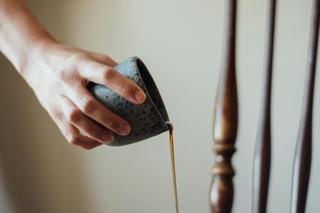 Słodkie tosty z owocami i syropem klonowym 