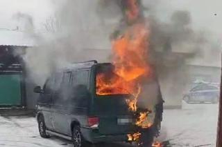  Policjanci wyciągnęli płonące auto z drewnianej wiaty