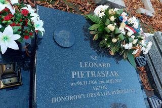 Mieszkańcy Bydgoszczy pamiętają o Krzysztofie Dowgirdzie z Czarnych chmur i doktorze Karolu z Czterdziestolatka. Zostawiają kwiaty na grobie Leonarda Pietraszaka