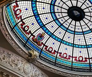 Polityk zniszczył zabytkowy witraż w ministerstwie. Cudem uszedł z życiem. Wideo trafiło do sieci