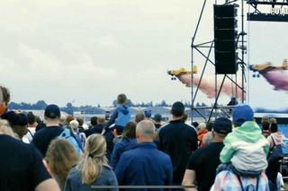 Widowiskowe pokazy lotnicze w Mielcu z udziałem policyjnego Black Hawka (zdjęcia i wideo)