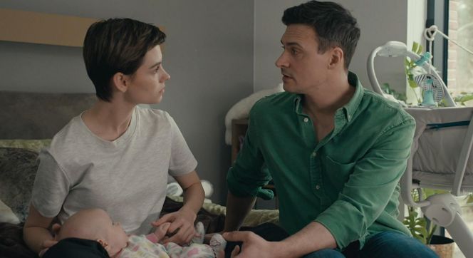 Na dobre i na złe odc. 960. Blanka (Pola Gonciarz), Nina (Rita Sobocińska), Krzysztof Radwan (Mateusz Damięcki)