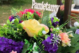 Tajemniczy napis na wieńcu. „Było nas siedmioro...”