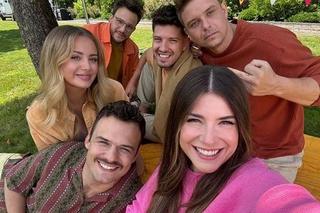 Barwy szczęścia nowy sezon na planie. Hubert (Marek Molak), Agata (Natalia Zambrzycka), Ignacy (Olaf Staszkiewicz), Oliwka (Wiktoria Gąsiewska), Kajtek (Jakub Dmochowski), Justun (Jasper Sołtysiewicz)