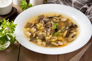 Krupnik z grzybami leśnymi: jesienna zupa z kaszą jęczmienną i świeżymi podgrzybkami
