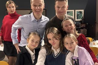 M jak miłość Wigilia ekipowa. Marcin Mroczek, Rafał Mroczek, Dominika Kachlik, Dominika Suchecka, Mira Fareniuk, bliźniaczki Nadia i Natalia Witkowskie
