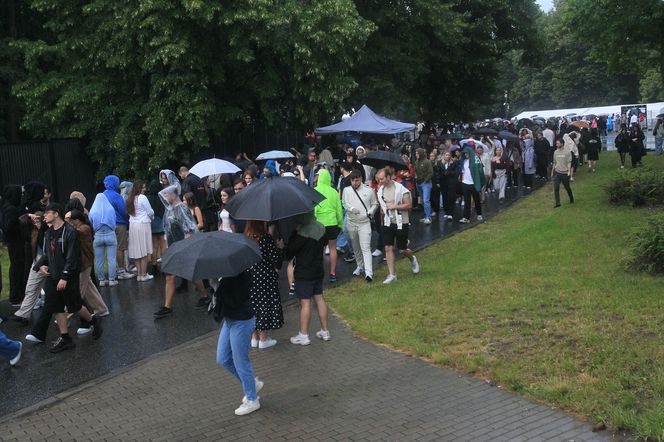 Koncert Quebonafide w Warszawie - fani pod PGE Narodowym