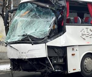 Czołowe zderzenie autokaru i autobusu miejskiego. Kabiny zmiażdżone, kierowcy w szpitalu