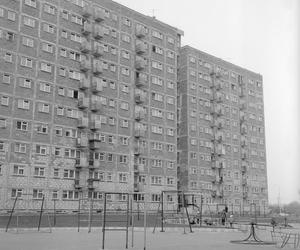 Plac zabaw dla dzieci przed jednym z bloków, 1974