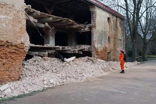 Ściana spichlerza zawaliła się na drogę w Radłowie