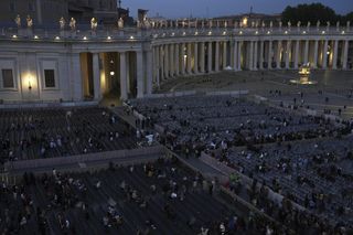 Hołdy na Placu Świętego Piotra.