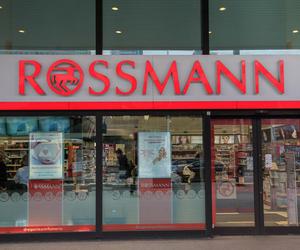Nowa akcja Rossmanna. Klienci zrobią zakupy za połowę ceny! Wystarczy spełnić jeden warunek