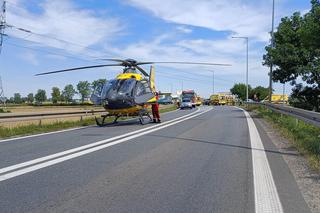 Autokar wypadł z drogi. W środku było 37 osób, są poszkodowani! Śmigłowiec LPR w akcji