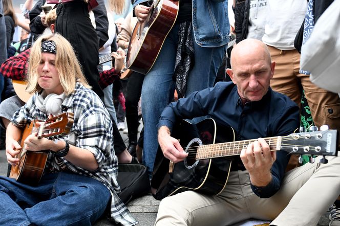 Gitarowe granie z zespołem Dżem na Rynku w Katowicach