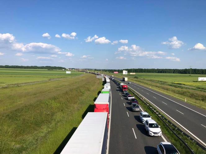 Śląskie: Tragiczny wypadek na autostradzie A4. Ciężarówka zmiażdzyła osobowego golfa. Kierowca osobówki zmarł