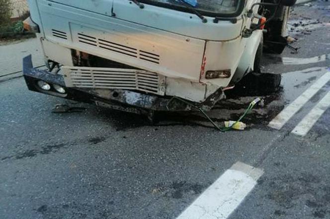 Koszmarny wypadek w Małkowie! Ciężarówka zmiażdżyła opla. Śmigłowiec zabrał 19-latka [ZDJĘCIA]