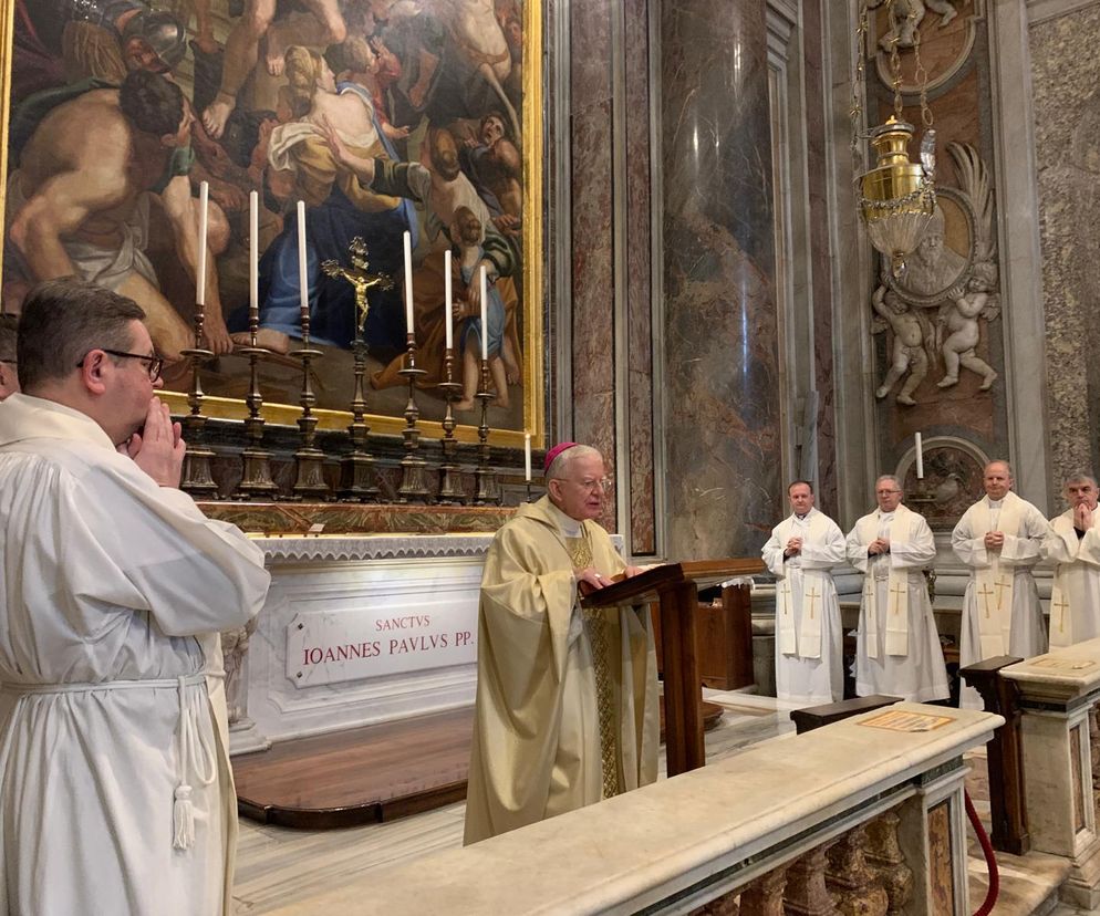 Abp Marek Jędraszewski przy grobie św. Jana Pawła II