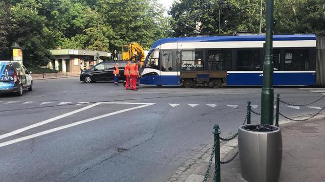 Kraków: Nowy dzień, nowe wykolejenie. Tramwaj wyleciał z szyn w centrum miasta