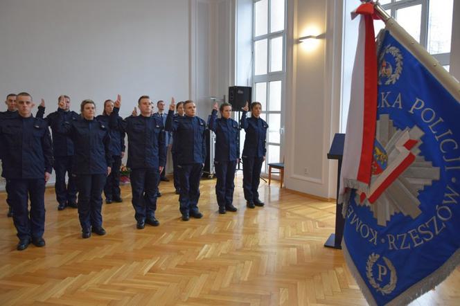 Nowi policjanci na Podkarpaciu. 5 policjantek i 12 policjantów złożyło ślubowanie [FOTO]