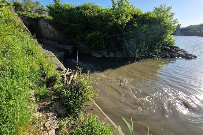 Ogromny zrzut ścieków do Wisły. Rzeką znów płynęły nieczystości 