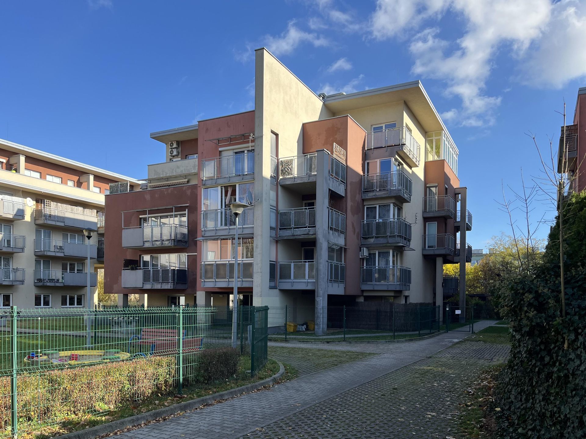 Teligi 26 w Krakowie. Blok z ukrytym balkonem