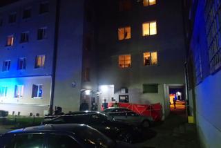 Kraków: Pożar bloku w Nowej Hucie. Nie żyje mężczyzna, poszkodowani policjanci [ZDJĘCIA]