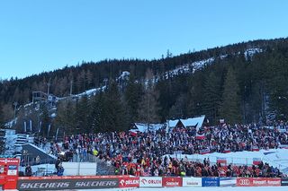 Tłumy kibiców w Zakopanem. Biało-czerwono pod Tatrami 