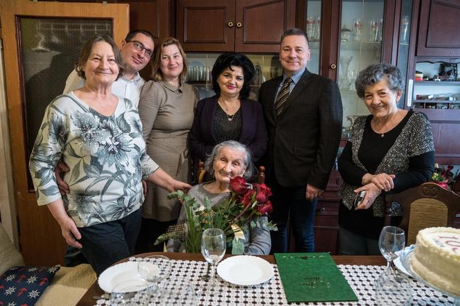 Najstarsza mieszkanka Konina skończyła 104 lata. Piękny jubileusz pani Leokadii! [ZDJĘCIA]