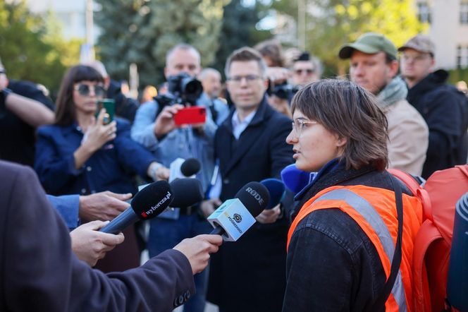 Ostatnie Pokolenie rozbiło namioty przed Sejmem. Domagają się prac nad ustawą o transporcie publicznym