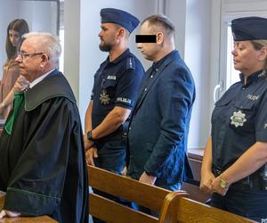 Z dwoma nożami rzucił się na matkę