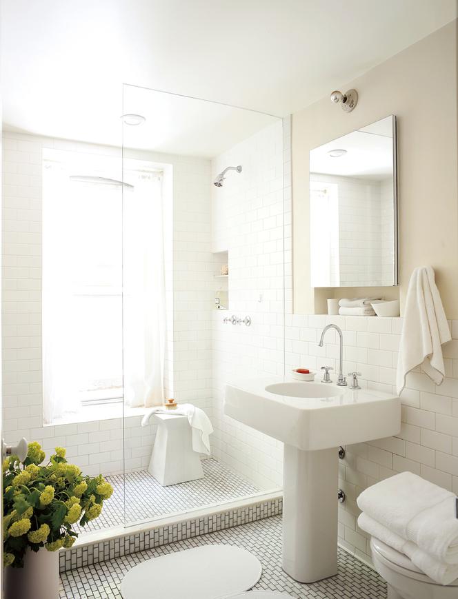 Biała łazienka w stylu nowojorskim