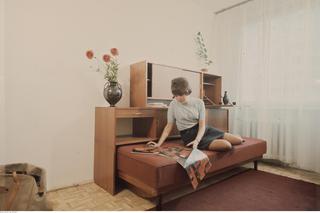 Typowe mieszkanie w PRL - zdjęcia. Zobacz modne vintage meble - wersalki, półkotapczany i meblościanki