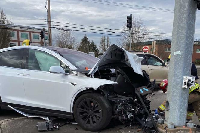 Toyota wymusiła pierwszeństwo, a Tesla przydzwoniła w słup. Moment wypadku nagrały kamery