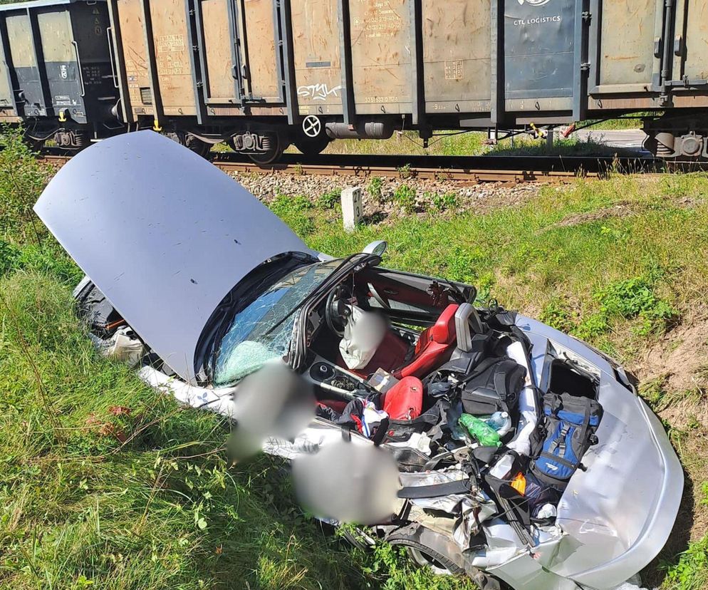 Prawdziwy dramat na torach. Osobowe BMW zmiażdżone przez lokomotywę. Nie żyje jedna osoba