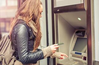 W Polsce jest coraz mniej bankomatów