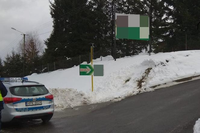 Audi, żeby uniknąć zderzenia, wjechało w śnieżną zaspę