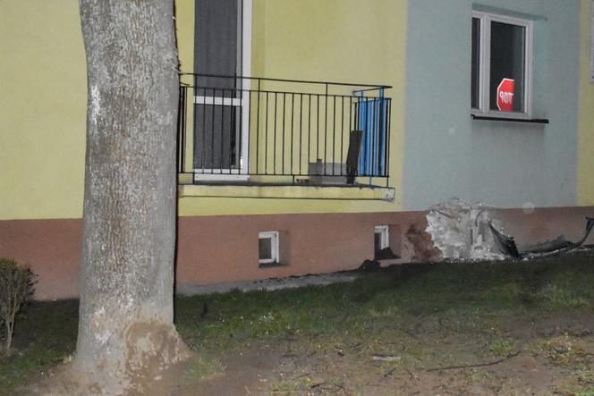 Wjechał samochodem w ścianę bloku mieszkalnego. Została ogromna dziura