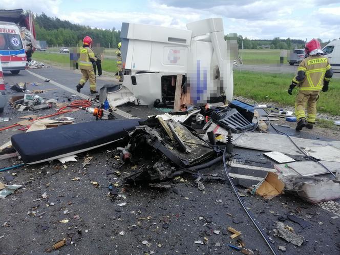 Wypadek na S8 pod Wyszkowem! Potężne zderzenie ciężarówek, busa i osobówki! Na miejscu śmigłowiec (ZDJĘCIA]
