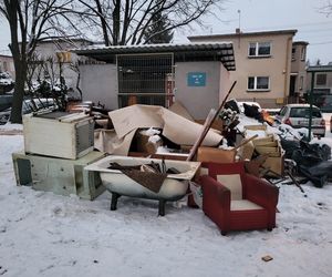 Tak mieszkaniec Gostynia posprzątał mieszkanie. Wielka sterta śmieci przy śmietniku