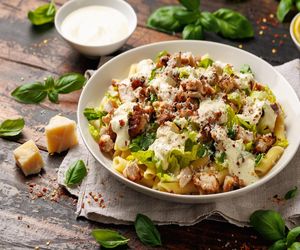 Prosta i sycąca sałatka makaronowa. Sprawdzi się idealnie o każdej porze dnia