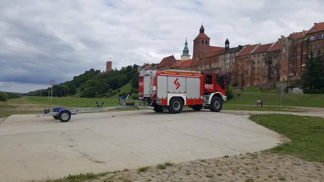 Znaleziono zwłoki nad Wisłą w Grudziądzu. Trwa akcja policji i straży pożarnej