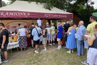 Gigantyczne kolejki po pierogi w Biesowie. Przygotowano ich ponad 50 tysięcy. Zobacz zdjęcia!