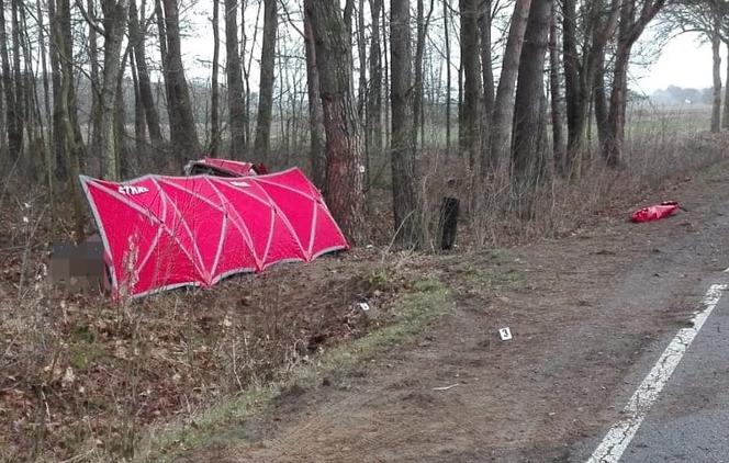 Tragiczny wypadek w Podlaskiem. Opel uderzył w drzewo. Nie żyje 22-latek