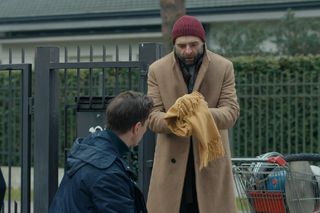 Barwy szczęścia, odcinek 3184. Tomasz (Jakub Sokołowski), bezdomny (Grzegorz Falkowski)