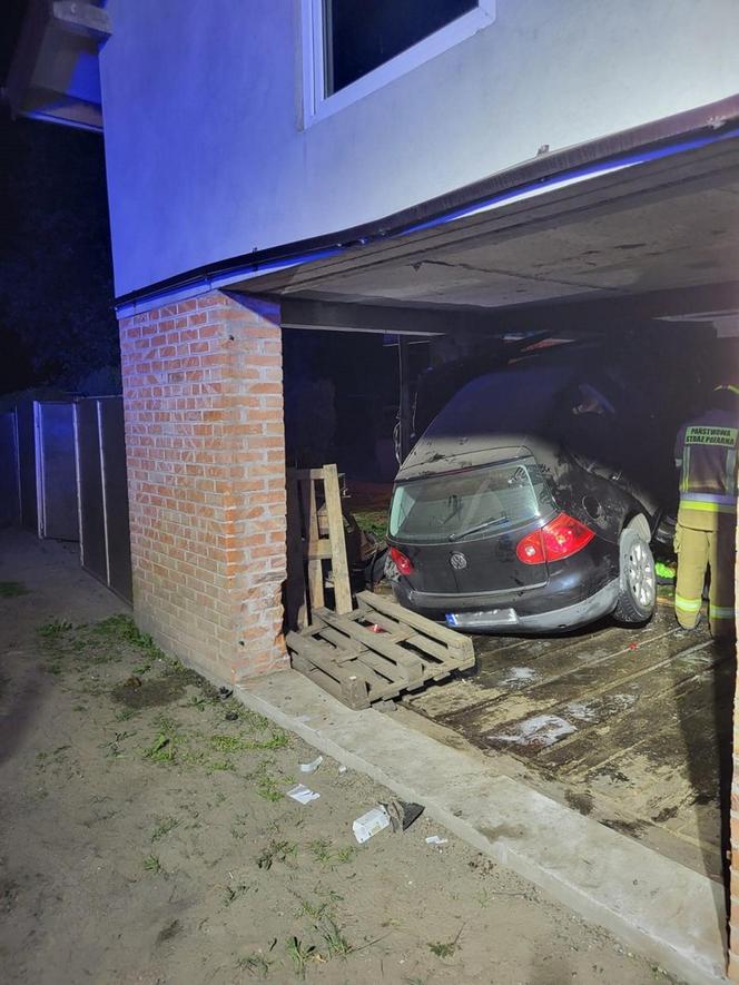 Widawa. Wypadł z drogi i wjechał volkswagenem do budynku! Zniszczył "malucha" i ciągnik [ZDJĘCIA]