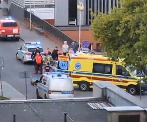 Mężczyzna chodził po dachu szpitala w Warszawie i spadł. Strażacy nie mogli rozłożyć skokochronu