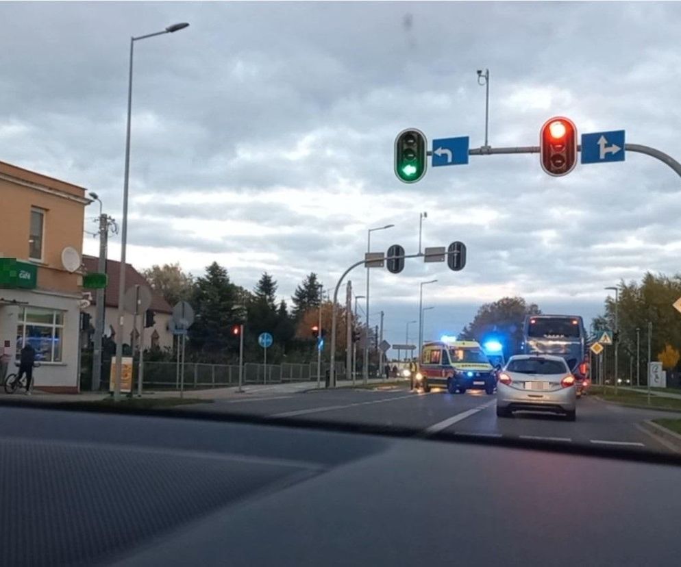 Brutalny atak z nożem na kobietę w centrum Leszna